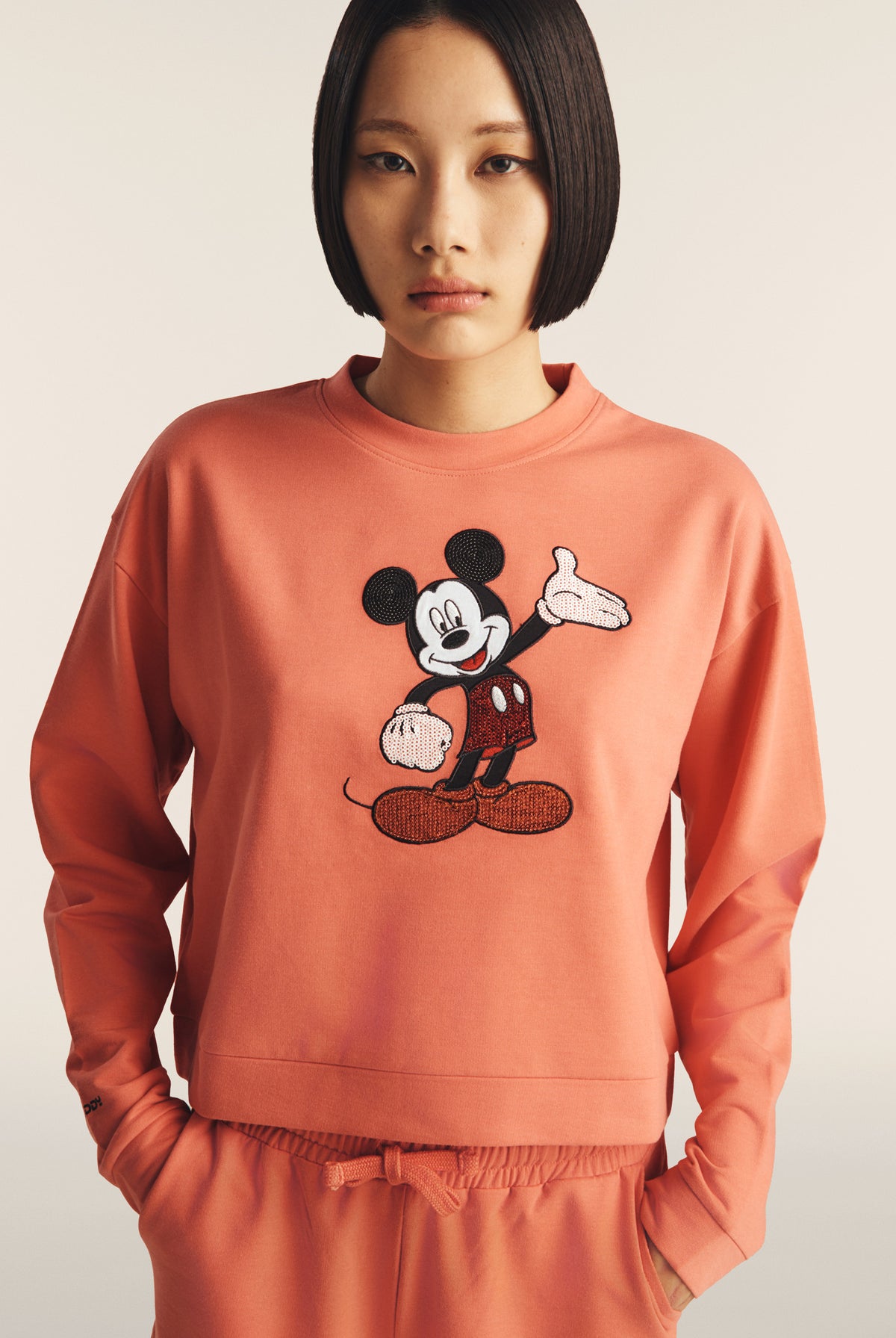 Comfort fit cropped sweatshirt with Mickey Mouse embroidery - Coral