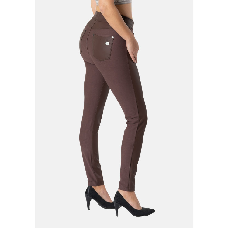 Freddy N.O.W® Comfort Pants - Mid Waist Super Skinny - Vegan Leather Front - Brown - M29